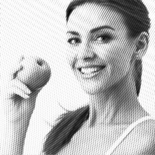 frau mit apfel lächelt, rot-weiß-optik, zahnfleichtransplantation